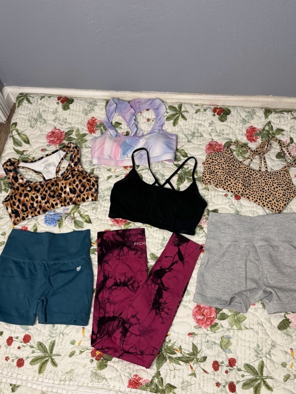 SOLD Gym BUNDLE of 7 🎧💋 Leopard sports bras, Pcheebum leggings shorts activewear